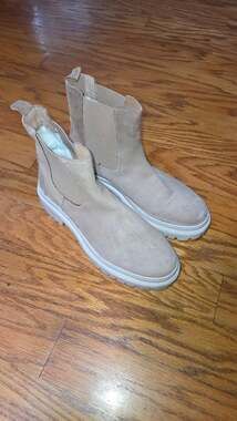 Serra Suede Chelsea Boots Taupe Lug Sole Size 9